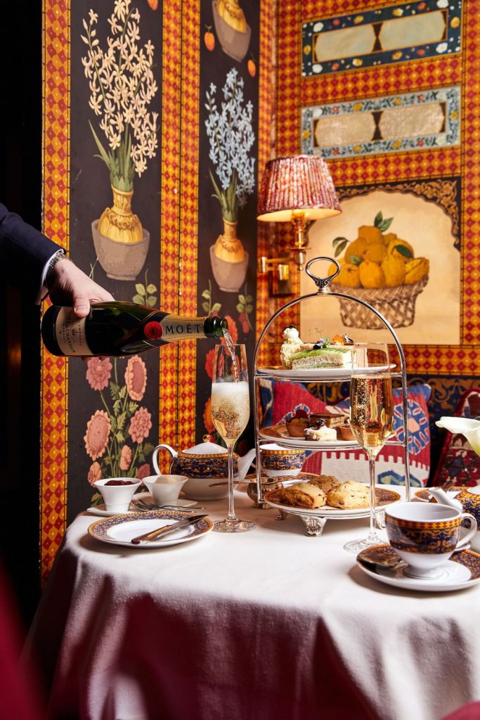 Descubre 8 de los restaurantes más románticos, bonitos y acogedores del mundo Nueva York The Gallery Restaurant en el hotel The Carlyle 683x1024 1