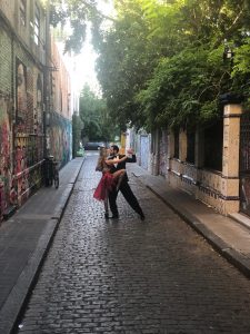 Un viaje de novios a Argentina muy especial o cómo Buenos Aires sedujo a Ana. man and woman dancing in middle of alleyway 1709920 225x300 1